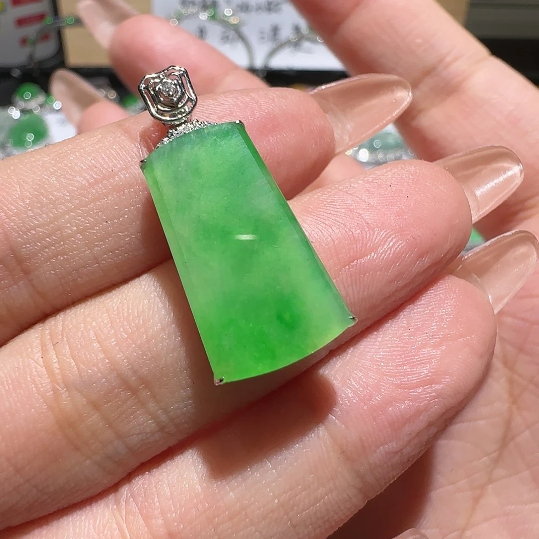 【闪购商品】颈饰18K金镶嵌翡翠
