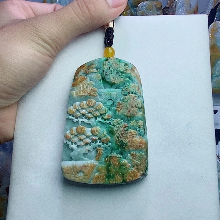 翡翠未镶嵌颈饰山水