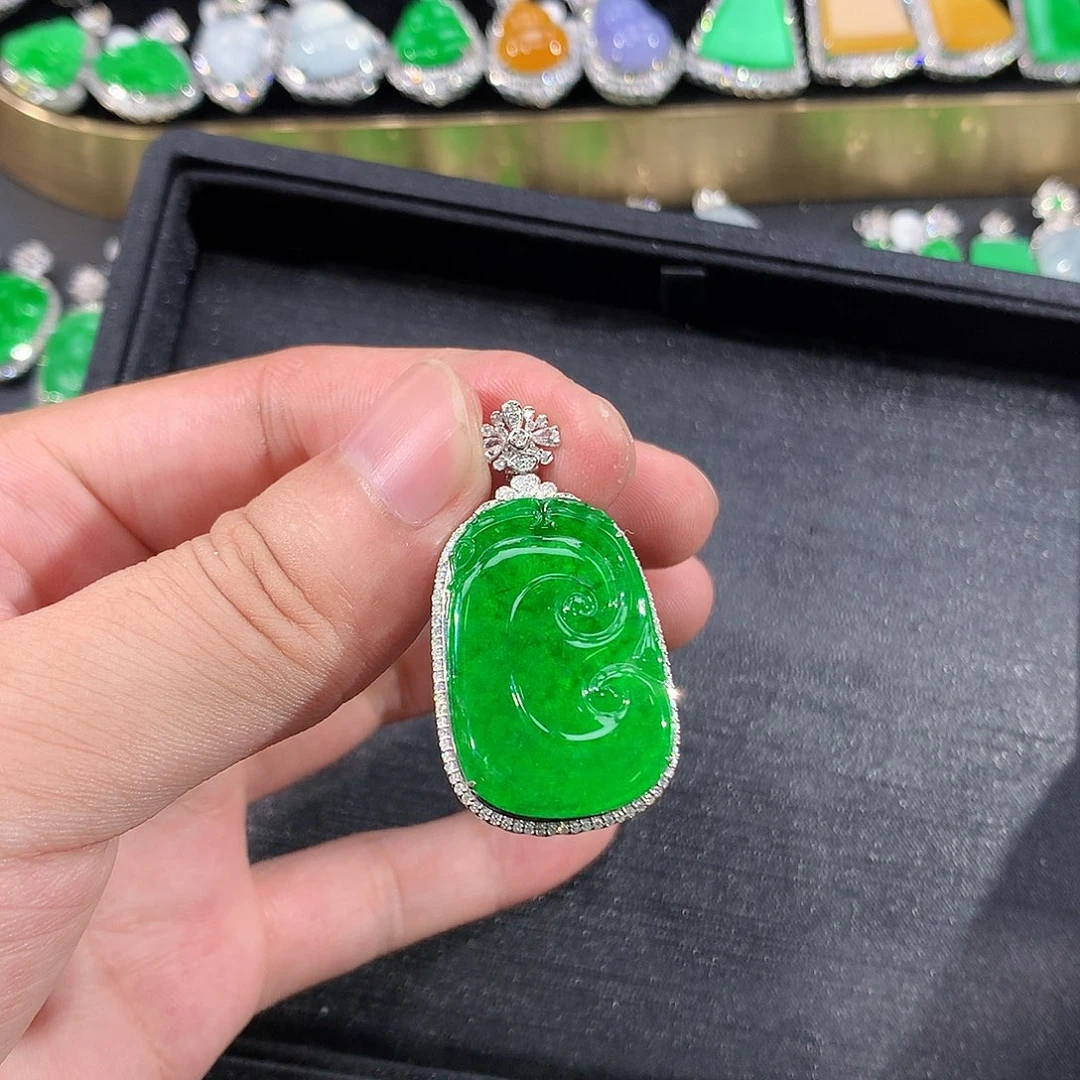 翡翠18K金镶嵌颈饰