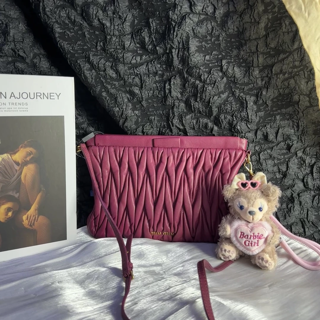 95新 MIU MIU/缪缪 缪缪褶皱玫粉斜挎包