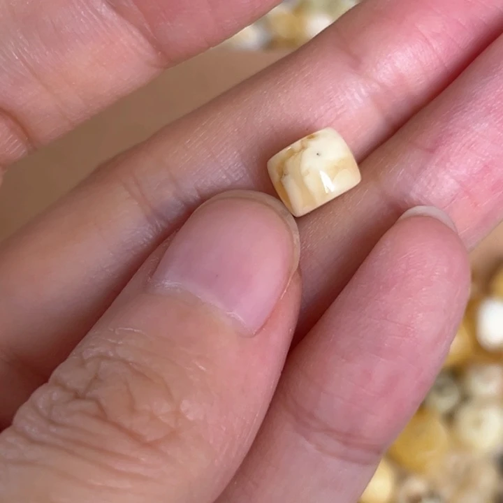 未镶嵌蜜蜡裸石8mm一个