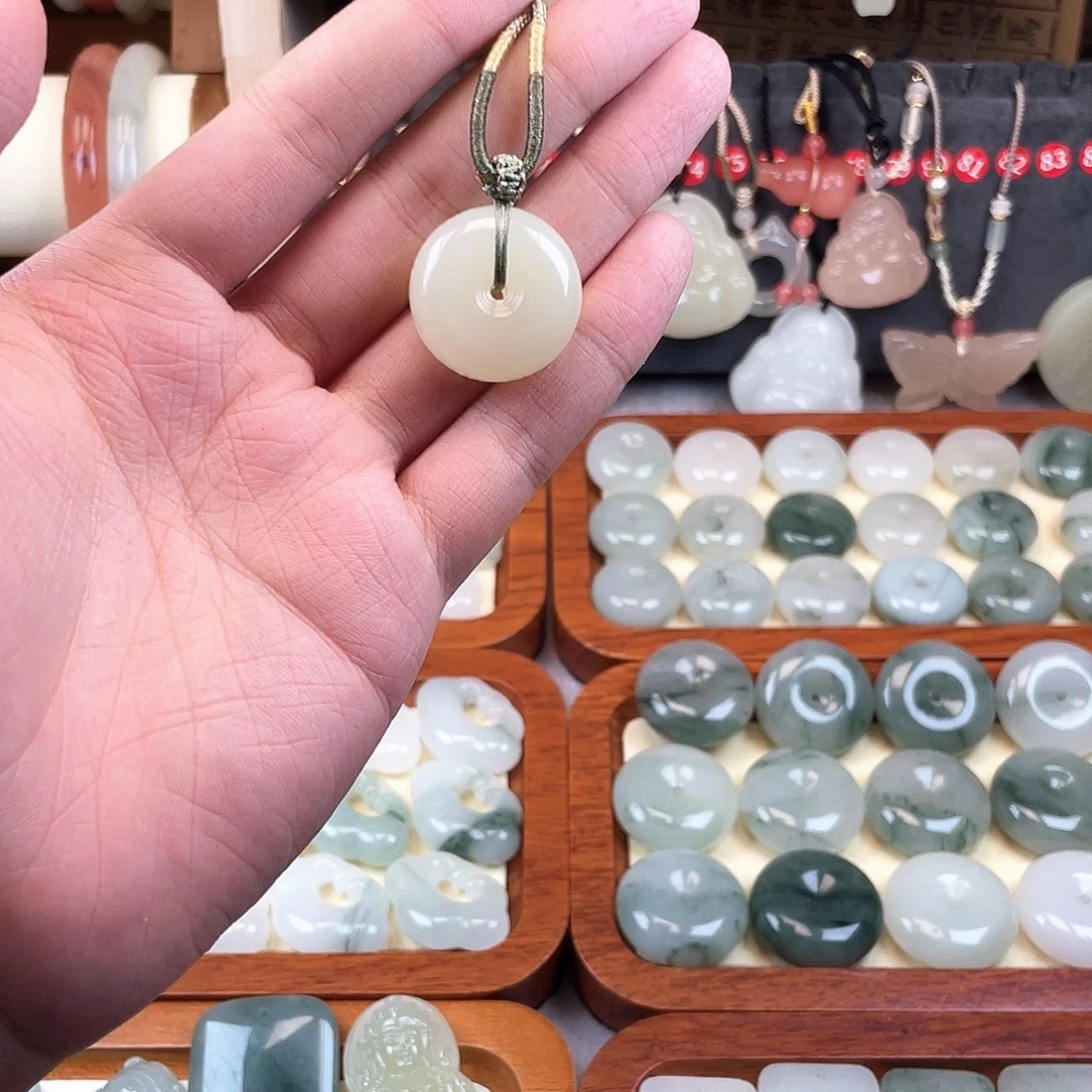 颈饰未镶嵌石英质玉