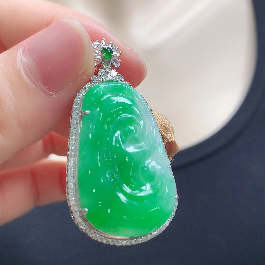 颈饰18K金镶嵌翡翠如意