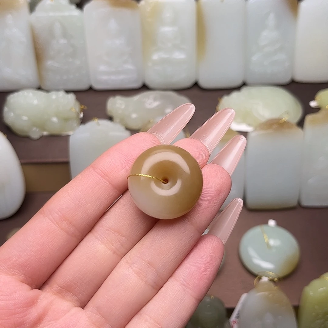 沙***鹰和田玉未镶嵌颈饰
