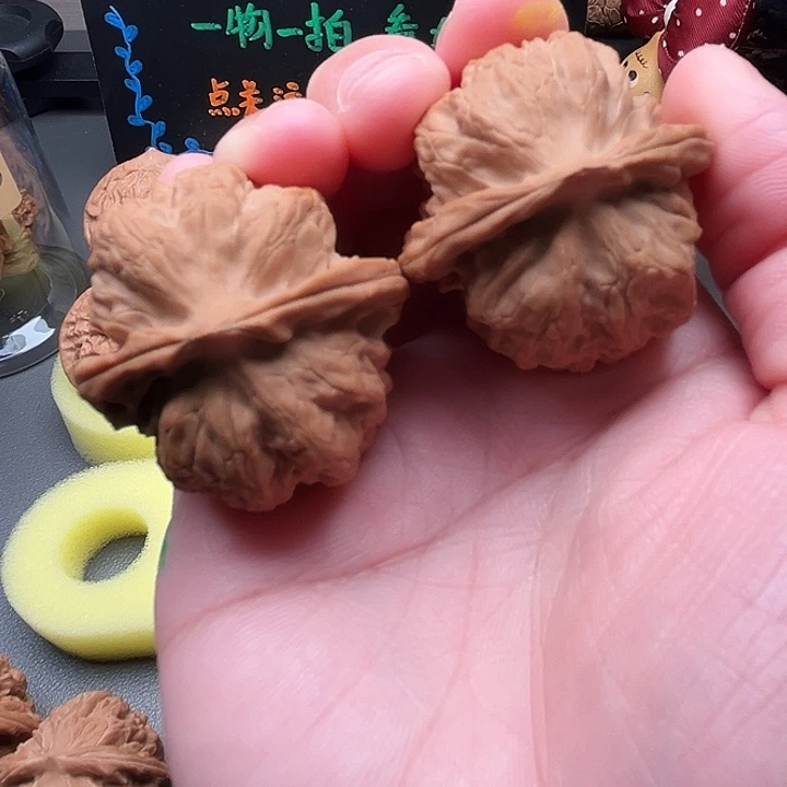 P***W文玩核桃吊坠梨木台38
