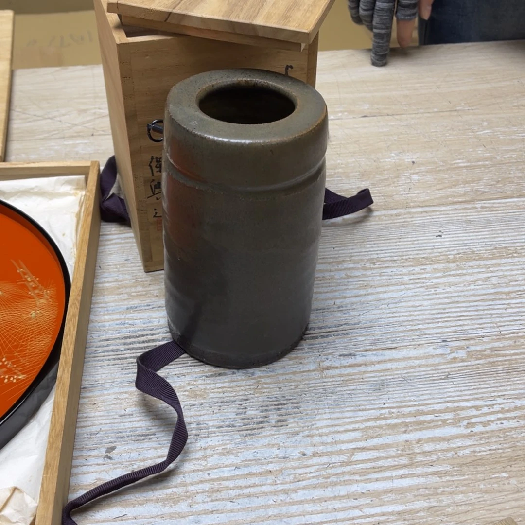 瓷片宇*密密麻麻地排列着一个