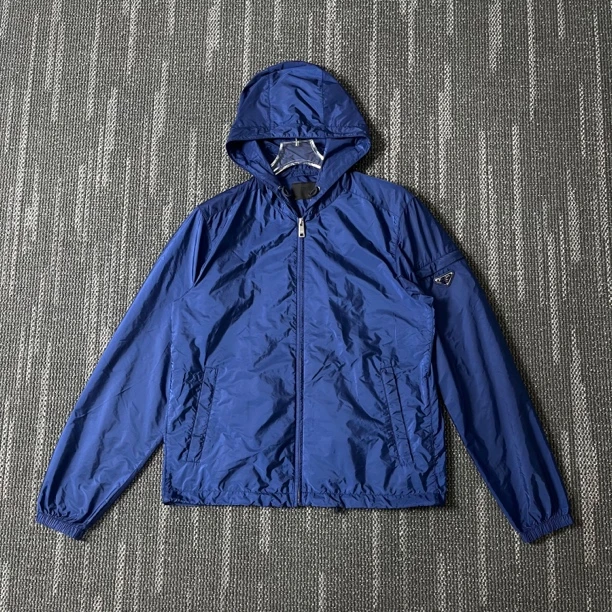99新 Prada/普拉达 手臂三角钢标连帽冲锋衣外套/L码/0968