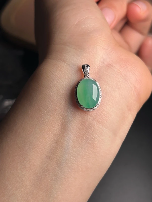 天然翡翠A货18k金镶嵌蛋面吊坠