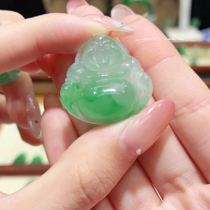 要***福石英质玉（非洲翠）未镶嵌颈饰