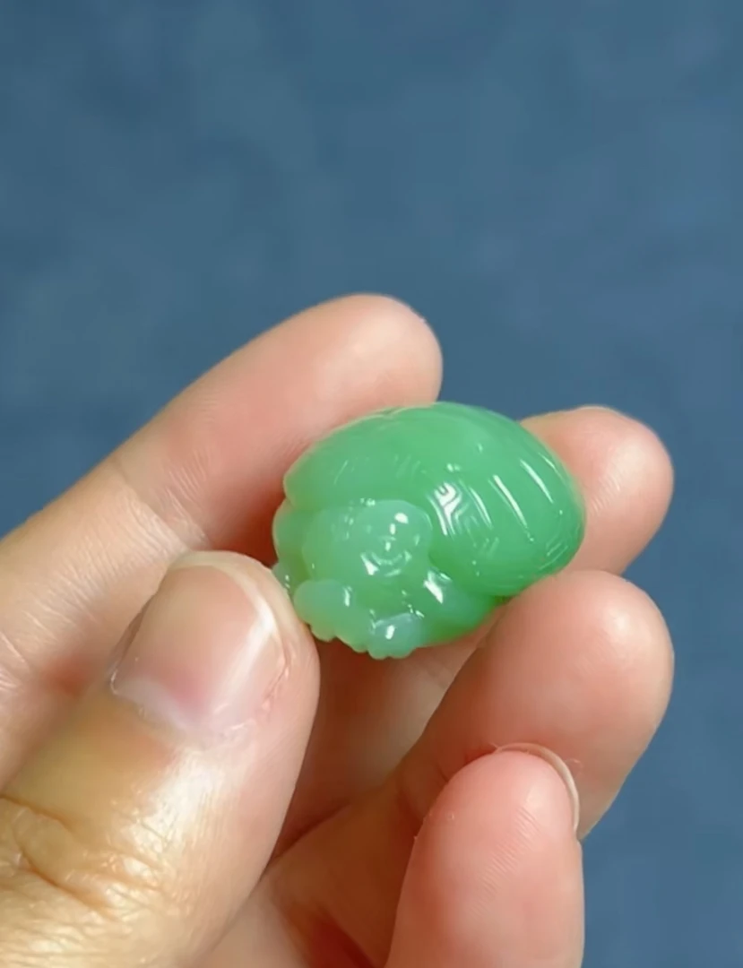 和田玉新疆黑羊洞碧玉薄荷绿鹰嘴龟可爱造型挂件吊坠