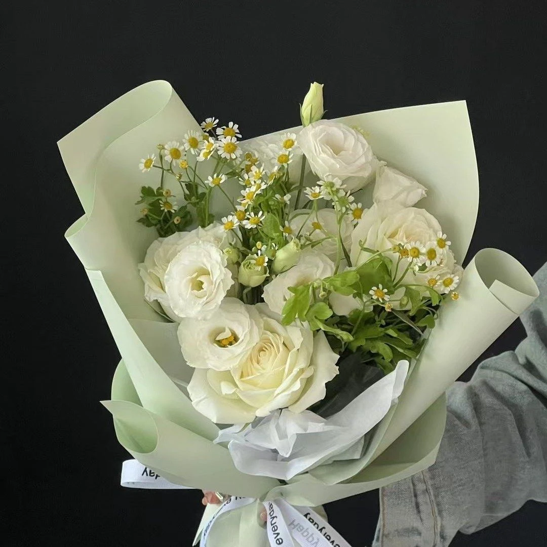 【见面小花束】3朵白玫瑰2支白桔梗3支洋甘菊