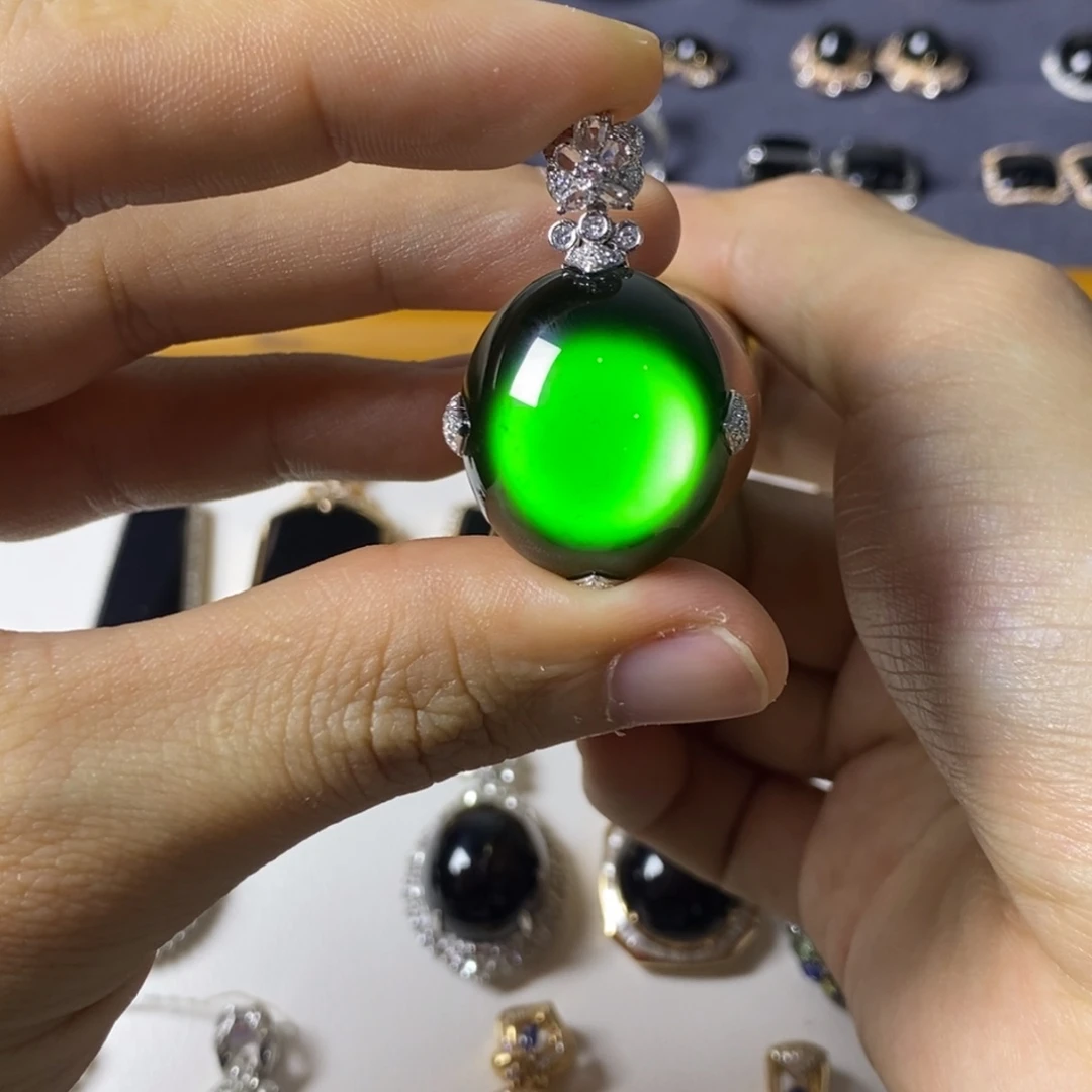 颈饰18K金镶嵌翡翠