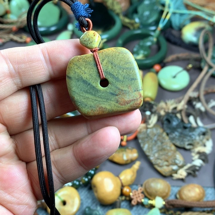 吊坠(赠链)未镶嵌岫岩河磨玉（透闪石质玉）