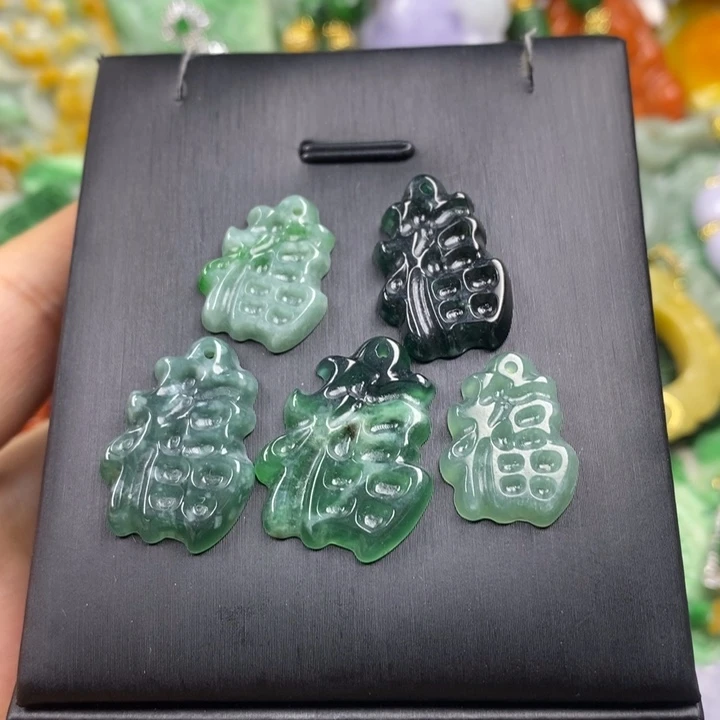 翡翠未镶嵌吊坠(赠链)
