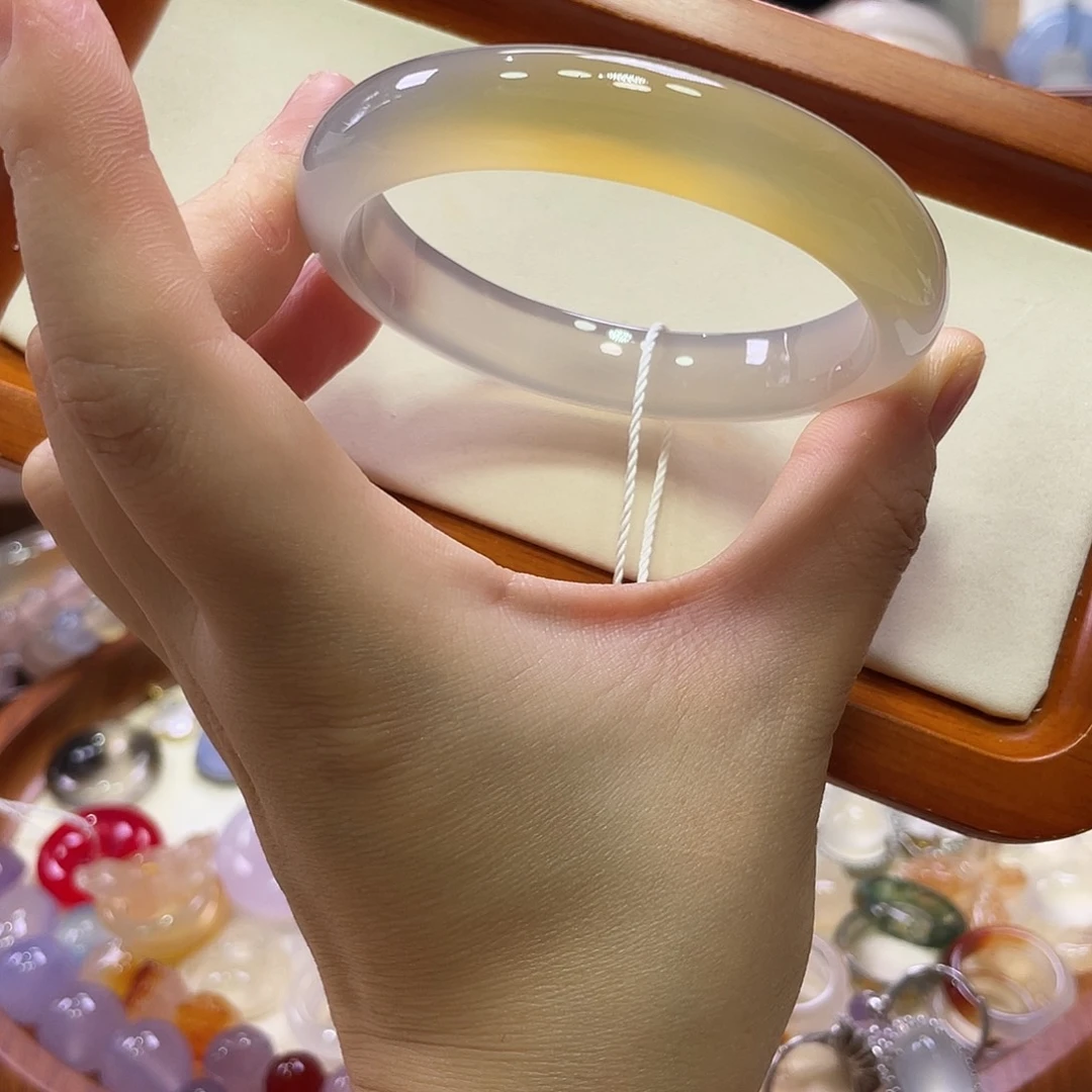 玛瑙/玉髓未镶嵌手镯不同光线不同角度色不同