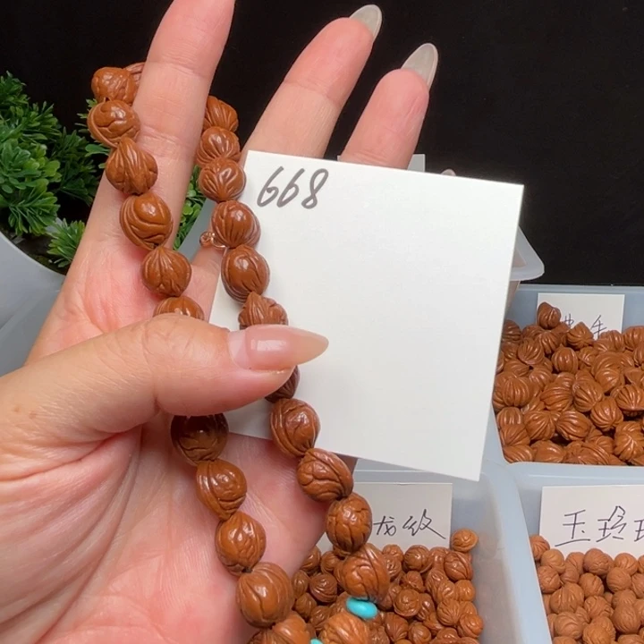 吊坠桃核小龙纹10左右29颗手持