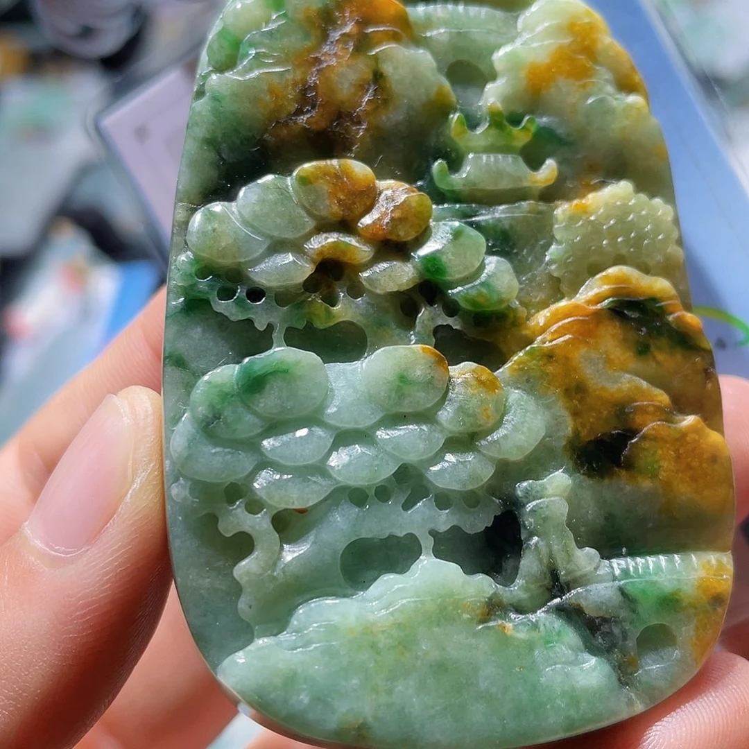 翡翠未镶嵌颈饰一个