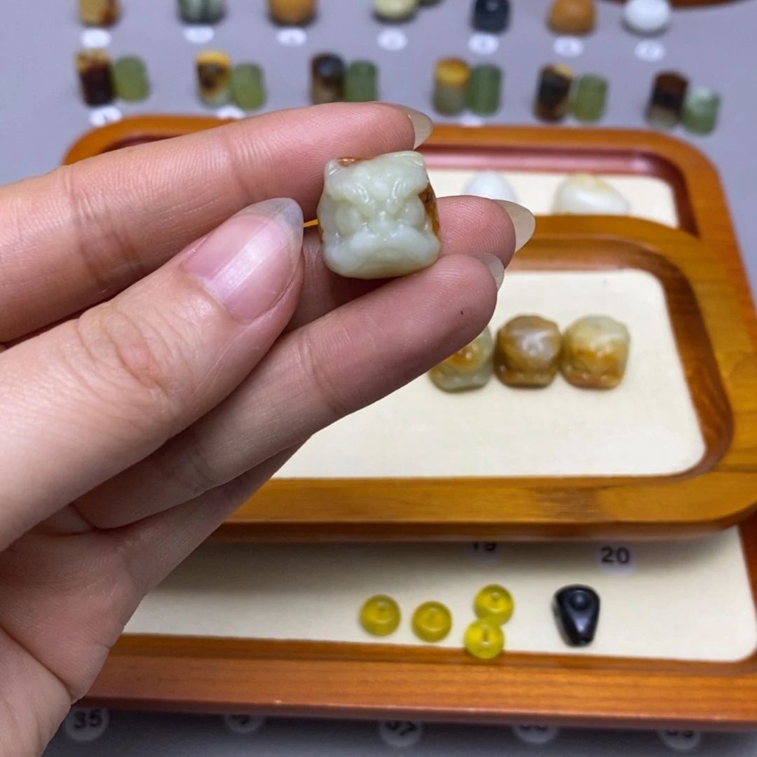 蛇纹石玉配饰合金大**子