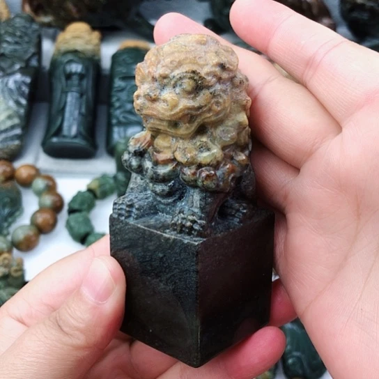 未镶嵌岫岩河磨玉（透闪石质玉）把件