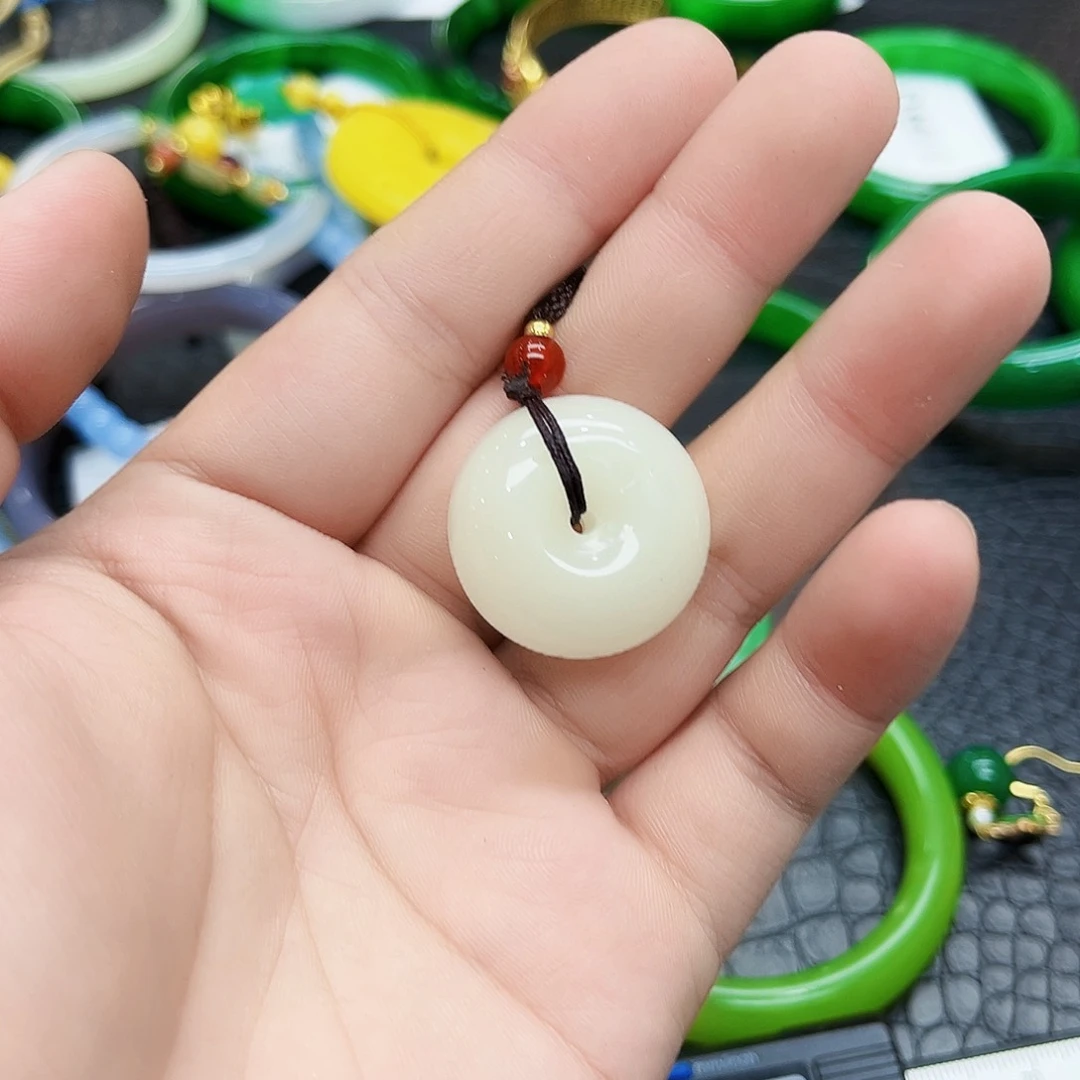 翡翠手镯未镶嵌吊坠