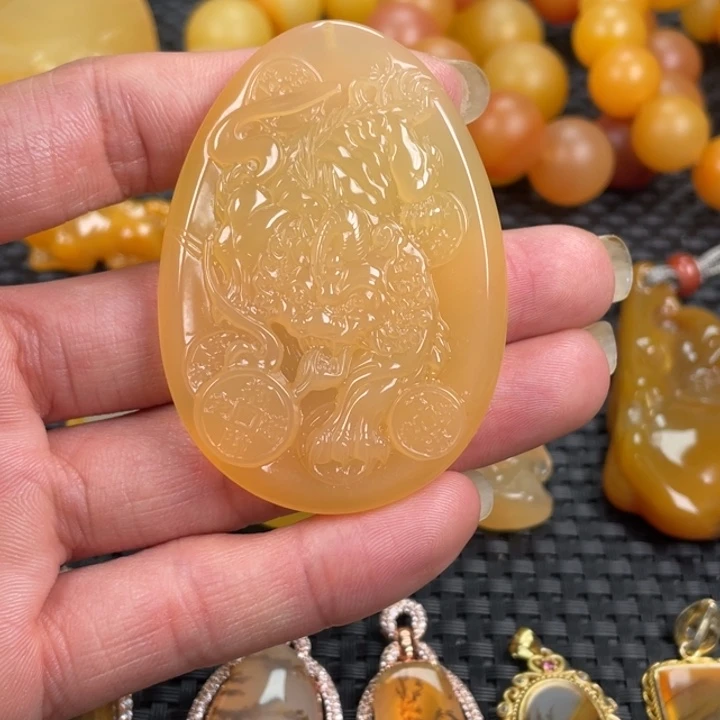 石英质玉（黄龙玉）未镶嵌颈饰