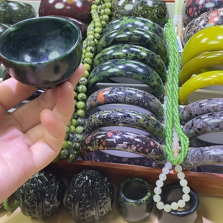 蛇纹石玉未镶嵌小杯子