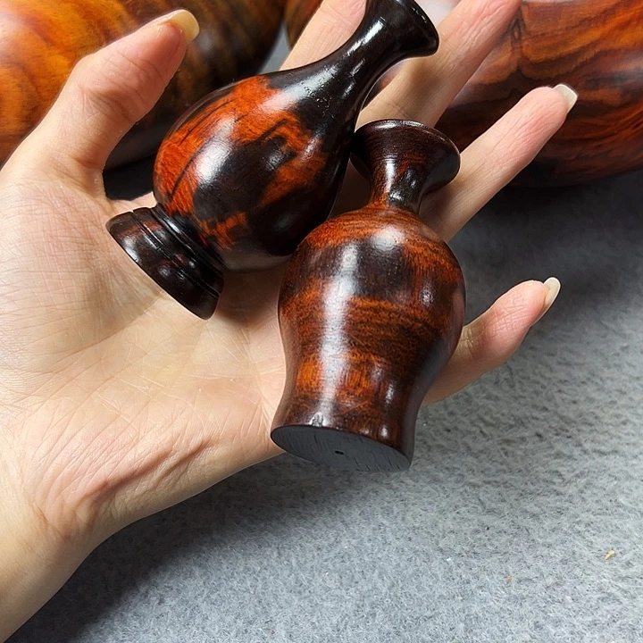 秦**怀老挝大红酸枝手把件一对