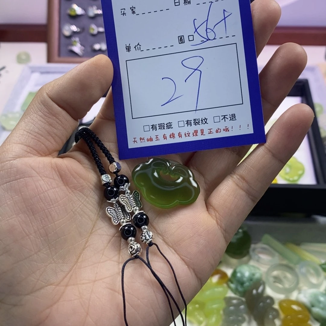 蛇纹石玉颈饰未镶嵌酒*