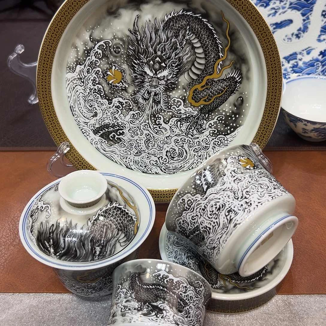 摆件景德镇陶瓷艺术展在上海举办期间举行的全国
