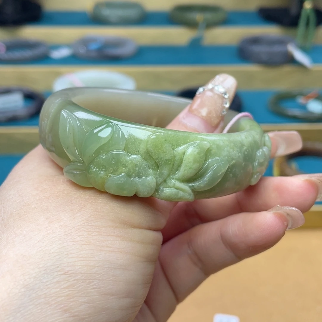 和田玉手镯57圈口。编号101未镶嵌