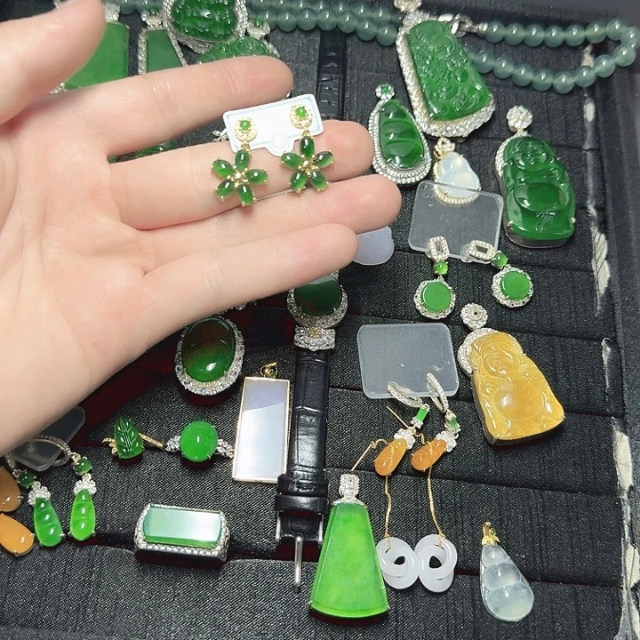 翡翠未镶嵌吊坠(赠链)