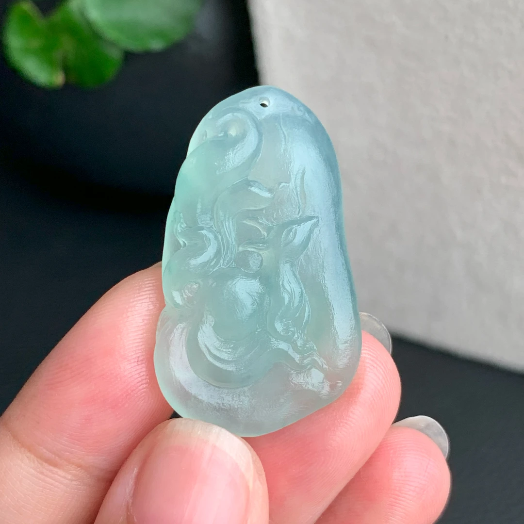 【自然光实拍】清澈 天然翡翠A货冰蓝色九尾狐吊坠 定制毛货未抛光