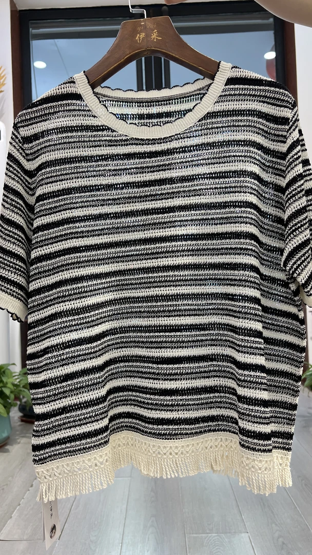 百搭的黑白条针织衫