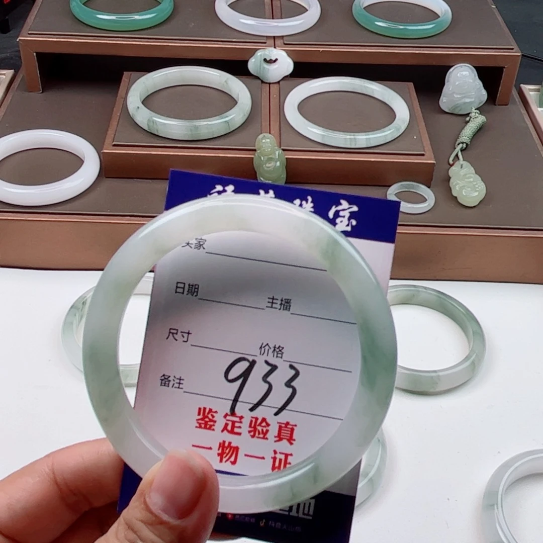 石英质玉手镯未镶嵌鲨****?