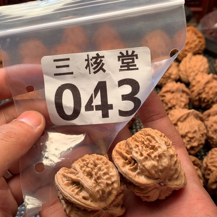 文玩核桃吊坠望月