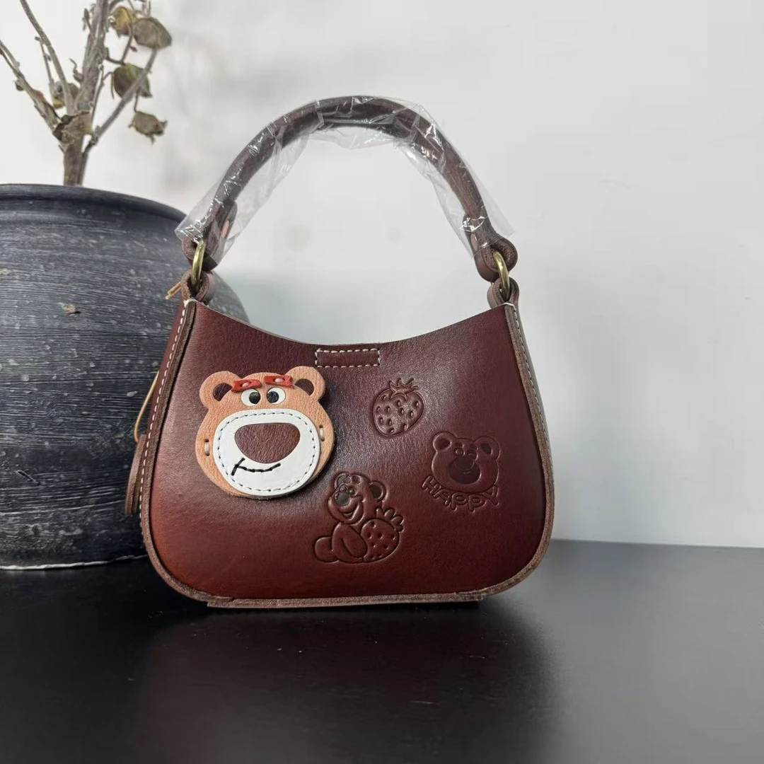 艾祺玥原创头层牛皮治愈系手工气质多巴胺包 秀色-红棕草莓熊