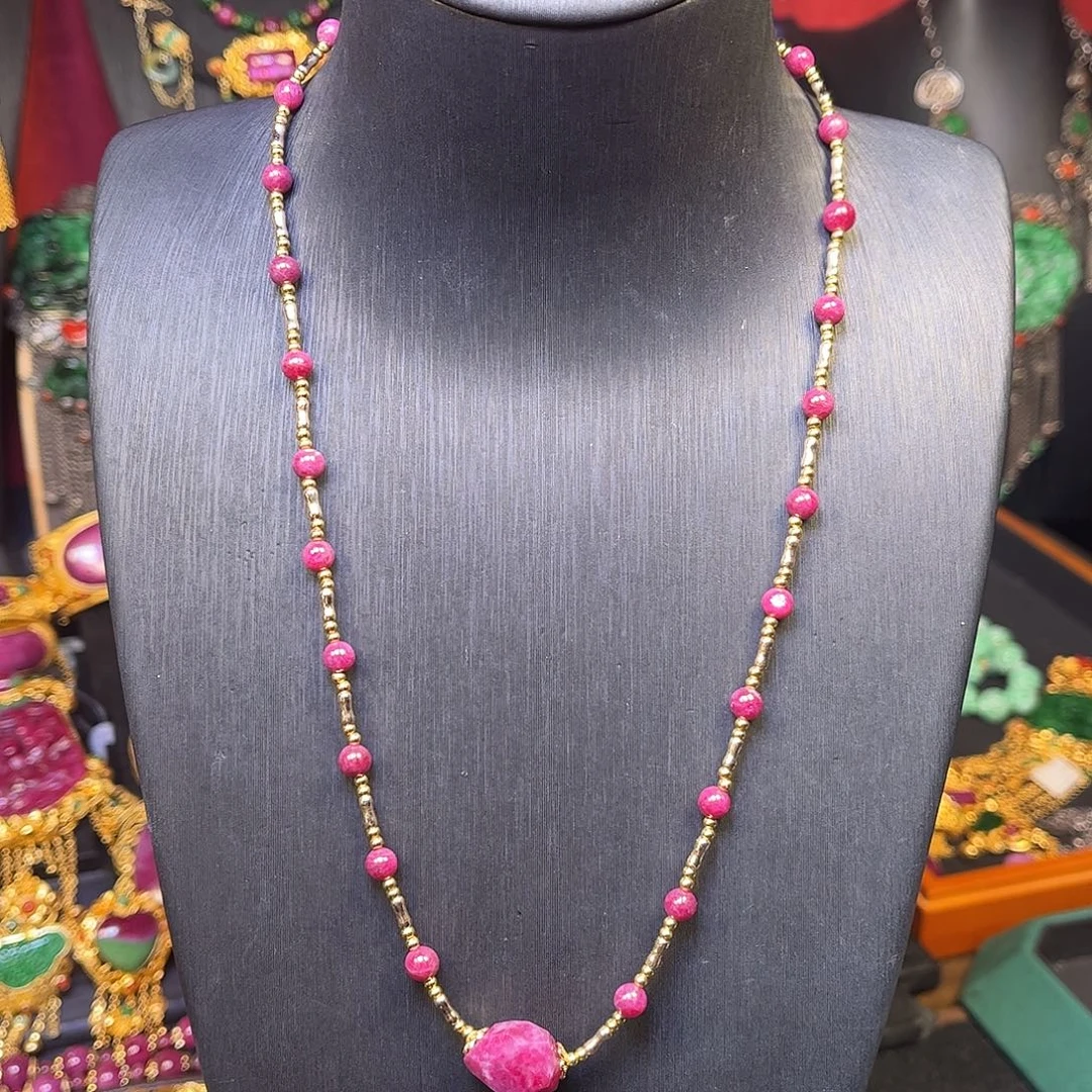 颈饰红宝石未镶嵌