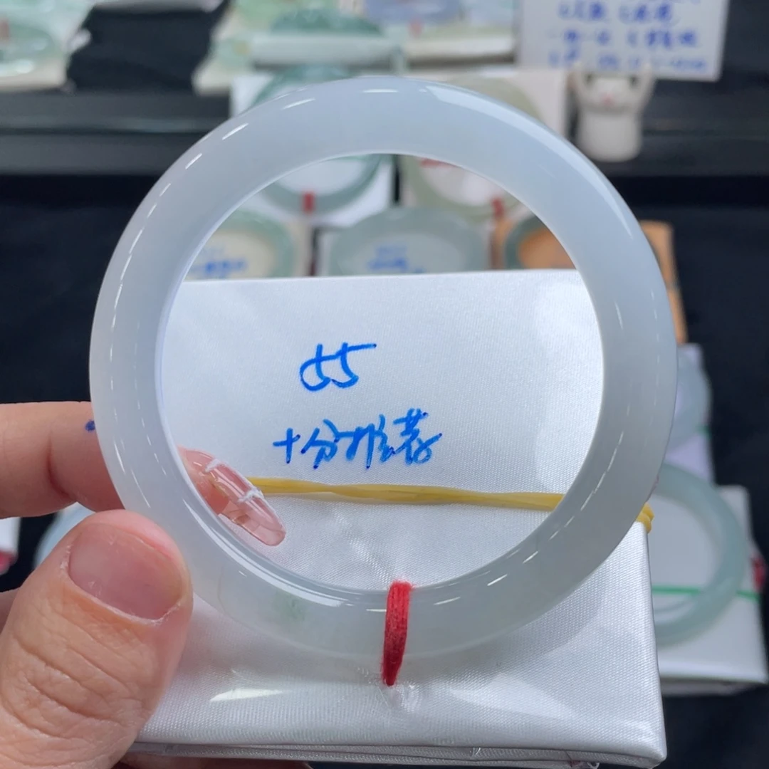 翡翠手镯未镶嵌?*翡翠手镯