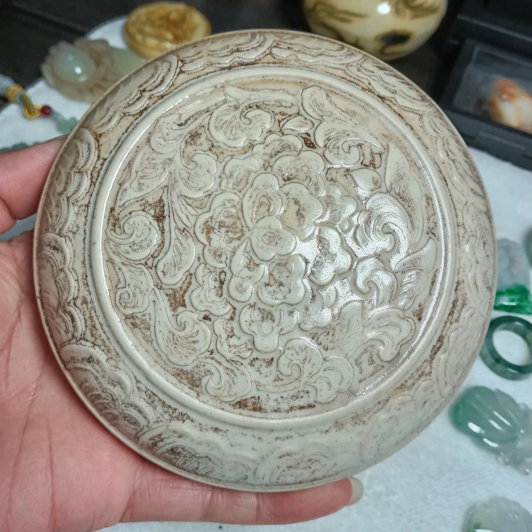 陶瓷浮雕缠枝纹平底