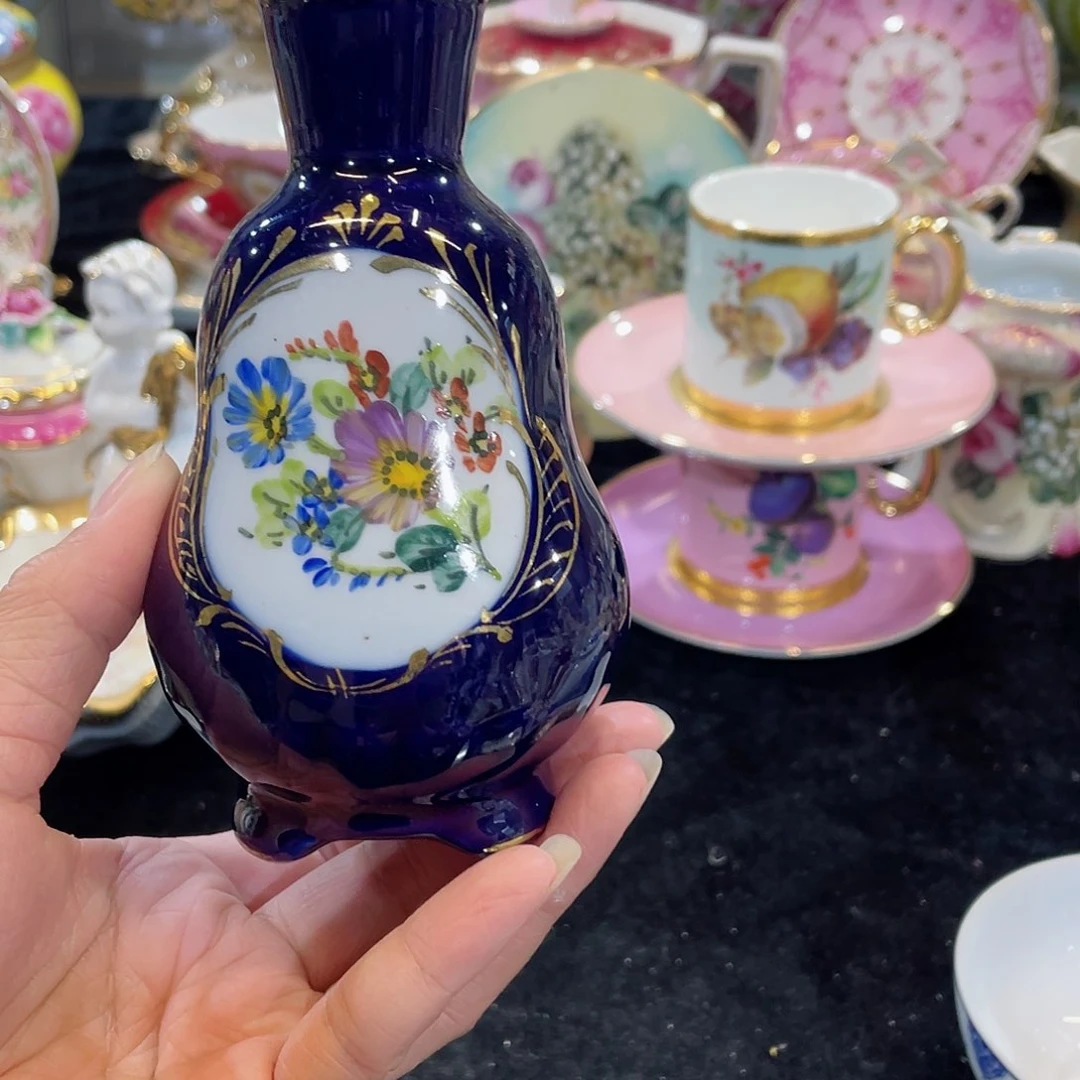 摆件手绘小瓶一个