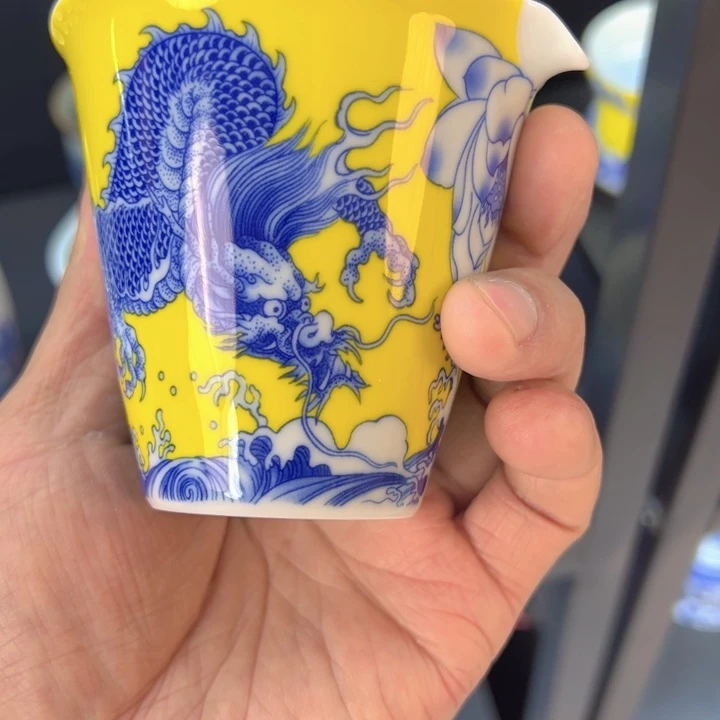 瓷片白青花穿花龙公道杯