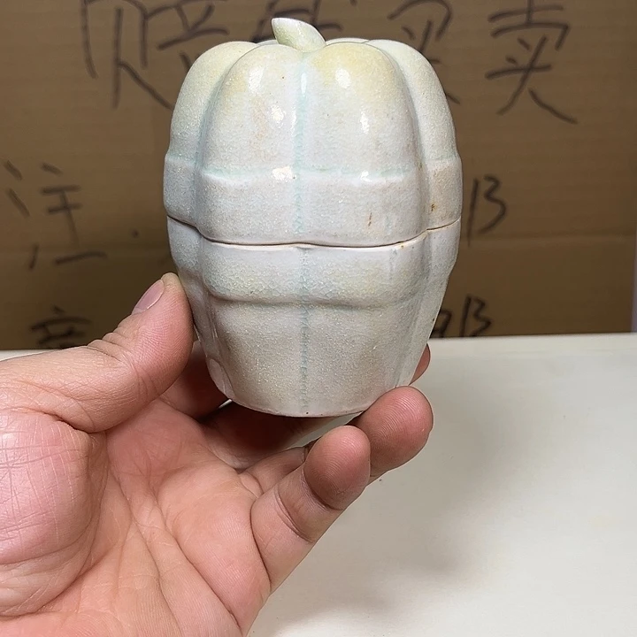 影青窑瓜棱粉盒一个