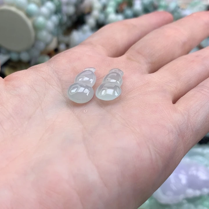 翡翠手镯未镶嵌水*桃吊坠