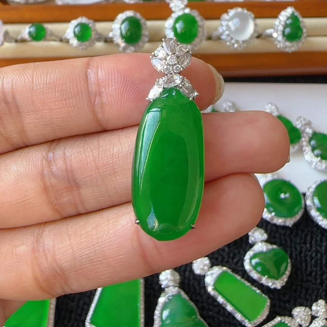 翡翠18K金镶嵌颈饰吊坠