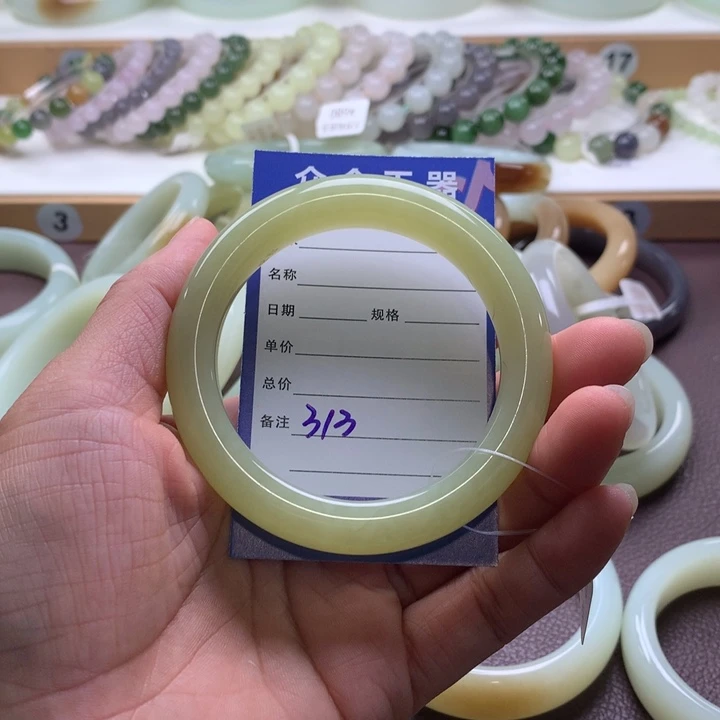 和田玉未镶嵌手镯