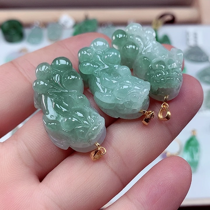 翡翠未镶嵌颈饰貔貅