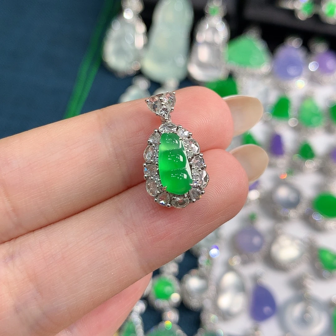 翡翠18K金镶嵌颈饰高冰阳绿豆子 48小时鉴赏期