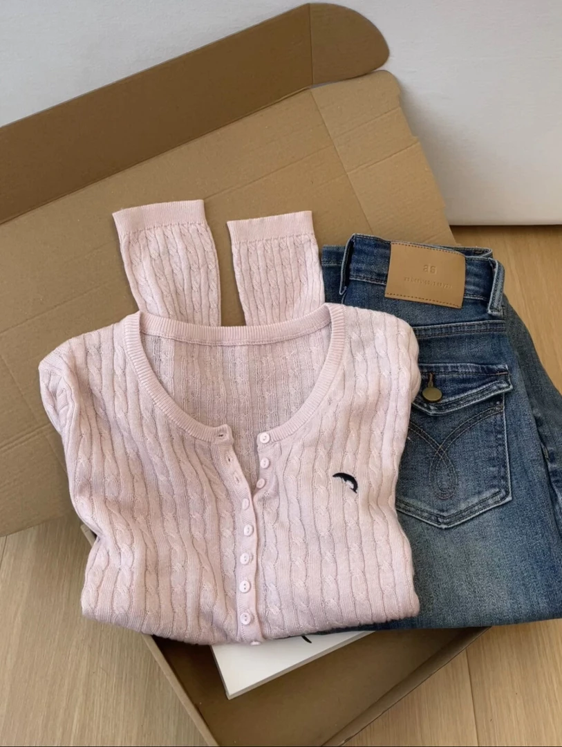 韩系早秋季氛围感穿搭粉色麻花针织衫上衣女亨利领巨好看软糯毛衣