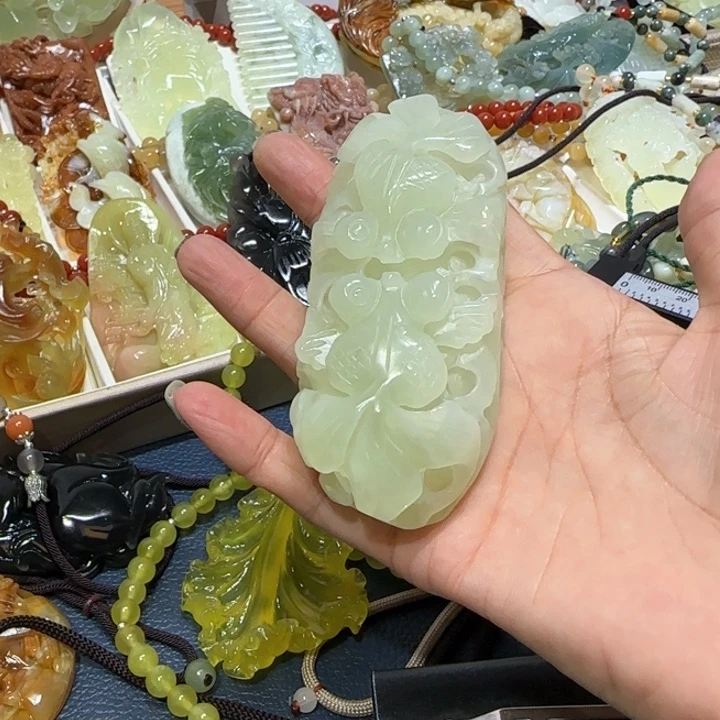 未镶嵌蛇纹石玉吊坠