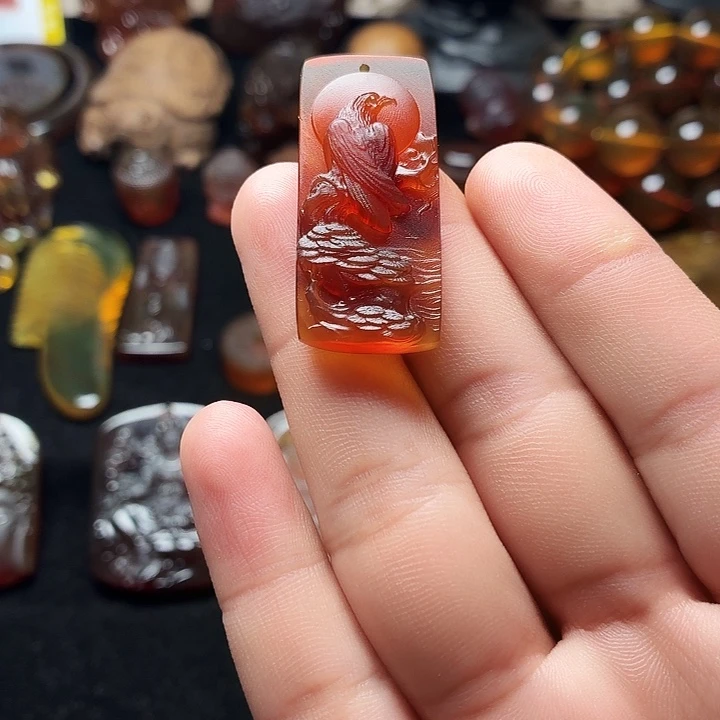 琥珀未镶嵌颈饰。。